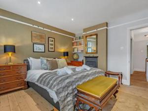 Uma cama ou camas num quarto em Pass the Keys 2 bed Victorian townhouse with private garden