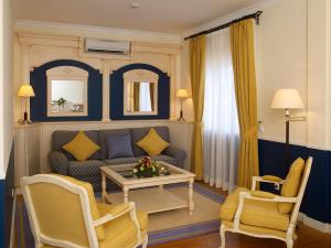 a living room with a couch and a table and chairs at Vila Alba Resort in Carvoeiro