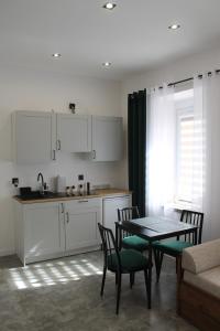- une cuisine et une salle à manger avec une table et des chaises dans l'établissement Apartament z historią, à Jelenia Góra