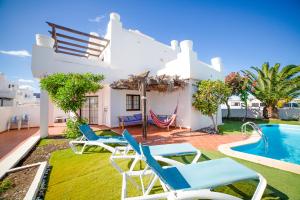 uma villa com uma piscina e uma rede de descanso em Villa el Roque em Corralejo