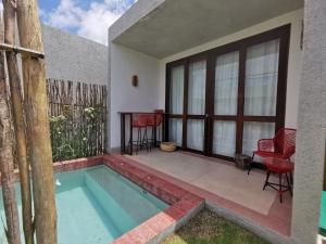 a small swimming pool in the backyard of a house at Carrapicho Patacho com Piscina Privativa in Pôrto de Pedras