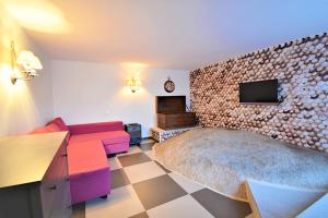 a living room with a couch and a tv at GALIHOST - Impresionante Casa Rural en Meis in Meis