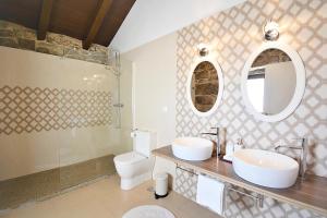 a bathroom with two sinks and a toilet at GALIHOST - Impresionante Casa Rural en Meis in Meis +31 photos