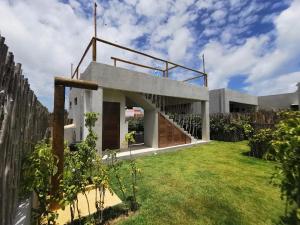 a modern house with a green yard at Carrapicho Patacho com Piscina Privativa in Pôrto de Pedras