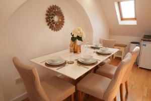 Istumisnurk majutusasutuses The Loft - KING BED, Central, Entire Apartment +14 fotot