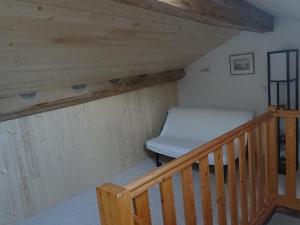 een bed op de zolder van een kamer bij Le vieux pont in Saint-Julien