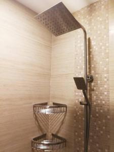 y baño con ducha y 3 cestas. en Adria Residences - Emerald Garden - 2 Bedroom Unit for 4 person en Manila