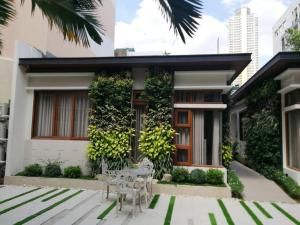 Una casa con plantas a un lado. en Adria Residences - Emerald Garden - 2 Bedroom Unit for 4 person en Manila