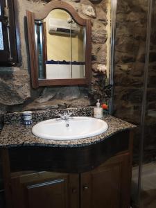 y baño con lavabo y espejo. en Casa da Fonte - Branda da Aveleira, en Melgaço
