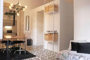 波多的住宿－IN PORTO - Formosa House，一间卧室配有一张床铺和一张桌子,还设有一间厨房