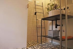 波多的住宿－IN PORTO - Formosa House，浴室,带盆子架