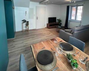 salon ze stołem i kanapą w obiekcie Sur la route des vins entre Colmar et Strasbourg w mieście Scherwiller