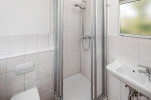 ein Bad mit einer Dusche, einem WC und einem Waschbecken in der Unterkunft Academy Lodge Boardinghouse in Hamburg