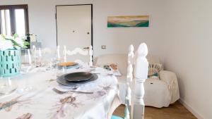 jadalnia ze stołem i talerzem w obiekcie Welcomely - Casa Dei Marinai w mieście Putzu Idu