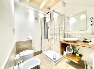 ナルドにあるCasa Dahliaのシャワー、トイレ、洗面台を備えたバスルーム +34枚の写真