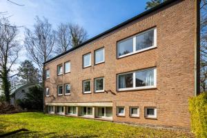 a brick building with windows on the side of it at Academy Lodge Boardinghouse in Hamburg