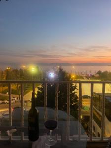 uma vista a partir de uma varanda com um copo de vinho em Suit tuzla em Tuzla