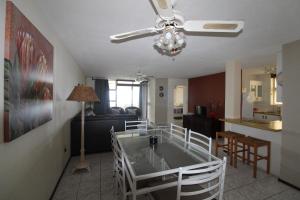cocina y sala de estar con ventilador de techo. en Mont Blanc 19 en Margate