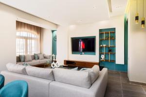 Μια τηλεόραση ή/και κέντρο ψυχαγωγίας στο The Sleek & Ritzy 2 BDR 15 min from CAI Airpt