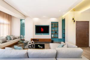 Μια τηλεόραση ή/και κέντρο ψυχαγωγίας στο The Sleek & Ritzy 2 BDR 15 min from CAI Airpt