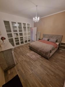 ein Schlafzimmer mit einem großen Bett und Holzboden in der Unterkunft L'Antre du Dragon in Marseille