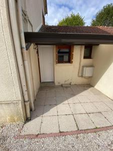 Una vista exterior de un edificio con una puerta blanca. en Maison ville T2 quartier calme Parking Gratuit, en Saint-Julien-les-Villas 11 fotos más