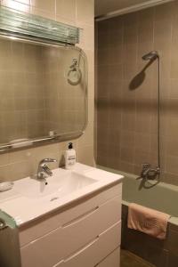 y baño con lavabo y ducha con espejo. en Casa KILYX en Villabuena, Rioja Alavesa, en Villabuena de Álava