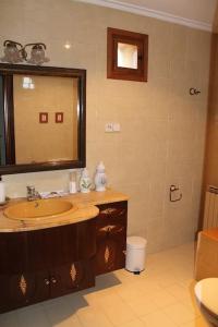 y baño con lavabo y espejo. en Casa KILYX en Villabuena, Rioja Alavesa, en Villabuena de Álava