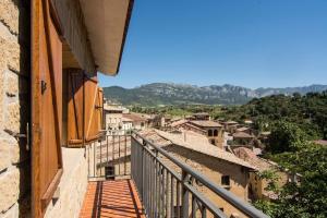 ein Balkon mit Blick auf die Stadt in der Unterkunft Casa KILYX en Villabuena, Rioja Alavesa in Villabuena de Álava