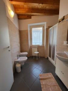 bagno con 2 servizi igienici e lavandino di Lilla Apartment Residenza Silvana a Verbania