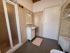 bagno con lavandino, doccia e servizi igienici di Lilla Apartment Residenza Silvana a Verbania