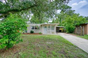 una pequeña casa blanca con entrada en Fully Renovated house 10 min to Mayo Clinic en Jacksonville