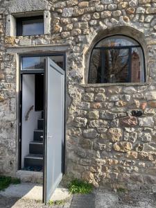 Fotografia z galérie ubytovania Charming typical stone house with modern amenities v destinácii Chauzon