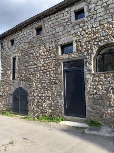 Fotografia z galérie ubytovania Charming typical stone house with modern amenities v destinácii Chauzon