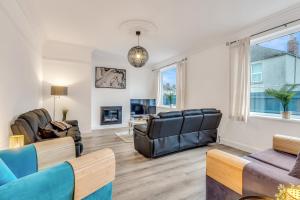 a living room with couches and a couch at Park House - Central spacious 4 bedroom Edwardian house, with games room in the heart of Plymouth in Plymouth
