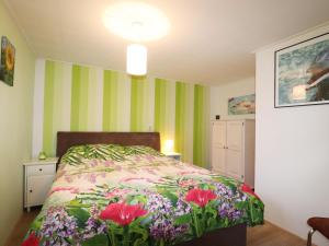 um quarto com uma cama com flores em Welcoming holiday home in Donkerbroek with parking em Donkerbroek