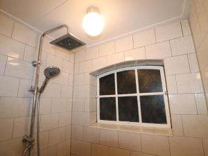 Ένα μπάνιο στο Holiday Home in Donkerbroek near Forest Trails +32 φωτογραφίες