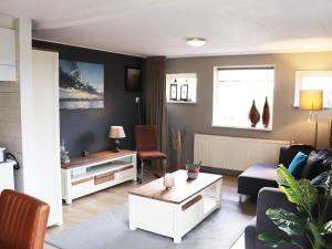 Χώρος καθιστικού στο Holiday Home in Donkerbroek near Forest Trails