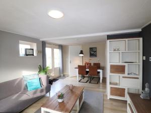 uma sala de estar com um sofá e uma mesa em Welcoming holiday home in Donkerbroek with parking em Donkerbroek