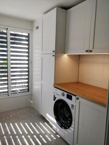 a kitchen with a washing machine in a kitchen at Benalmadena new terraced house 3 bedroom 2,5 bathroom in Benalmádena