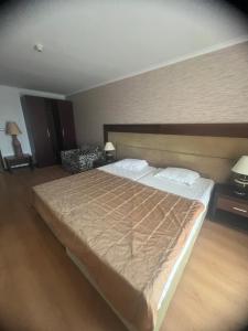 Un pat sau paturi într-o cameră la Park Hotel Perla