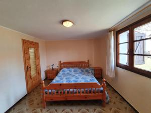 A bed or beds in a room at Traditional holiday home in Vendrogno with garden