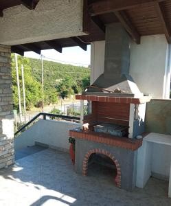 un horno de ladrillo al aire libre en un patio con vistas en Orfeas -Vacation Home, en Paralia Panteleimonos