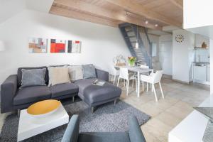 een woonkamer met een bank en een tafel bij Villa Seegatt 7 in Norderney