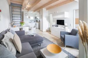 een woonkamer met een bank en een eetkamer bij Villa Seegatt 7 in Norderney