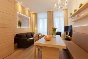 ein Wohnzimmer mit einem Tisch und einem Sofa in der Unterkunft Villa Vie 1 in Norderney