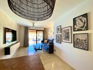 Ruang duduk di Stylish & Modern 1 bedroom suite on frontline of Playa del Duque