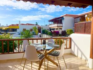 Balkoni atau teres di Stylish & Modern 1 bedroom suite on frontline of Playa del Duque