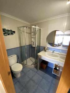 A bathroom at Directo a la playa con vistas del mar