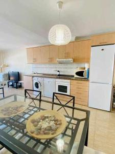 A kitchen or kitchenette at Directo a la playa con vistas del mar